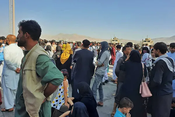afganistanda-buyuk-kaos-taliban-isgalinden-kacanlar-izdiham-yaratti-1629097189829.jpg Afganistan’da büyük kaos! Taliban işgalinden kaçanlar izdiham yarattı