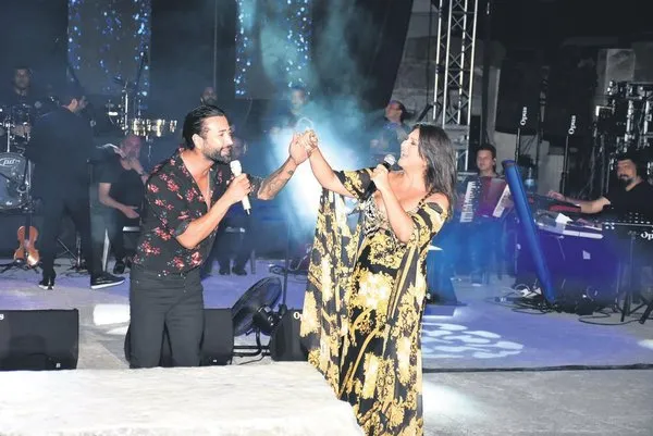 Kulisinde Bol Isik Istiyor Kalabaligi Sevmiyor Funda Karayel