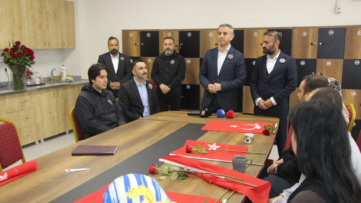 Öğretmen ve öğrencilere gül ve bayrak dağıtıldı Öğretmen ve öğrencilere gül ve bayrak dağıtıldı