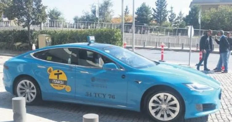 Elektrikli turkuaz taksi İstanbul yollarında