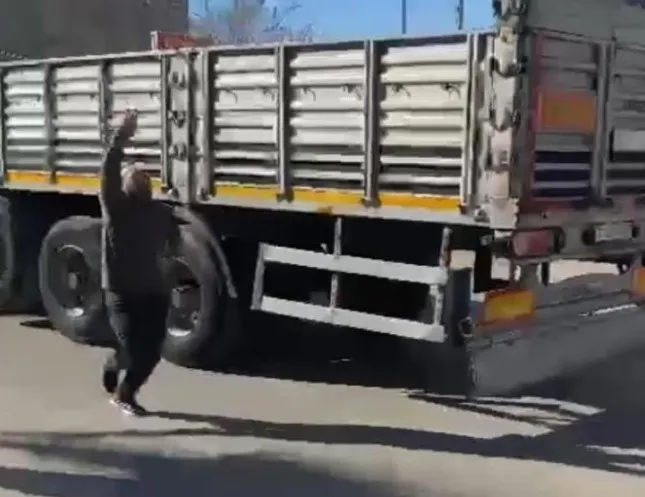 Son dakika: Adana’da TIR şoförü minibüsçüyü böyle vurdu! Ölüyorum ben diyerek yardım çığlıkları attı!