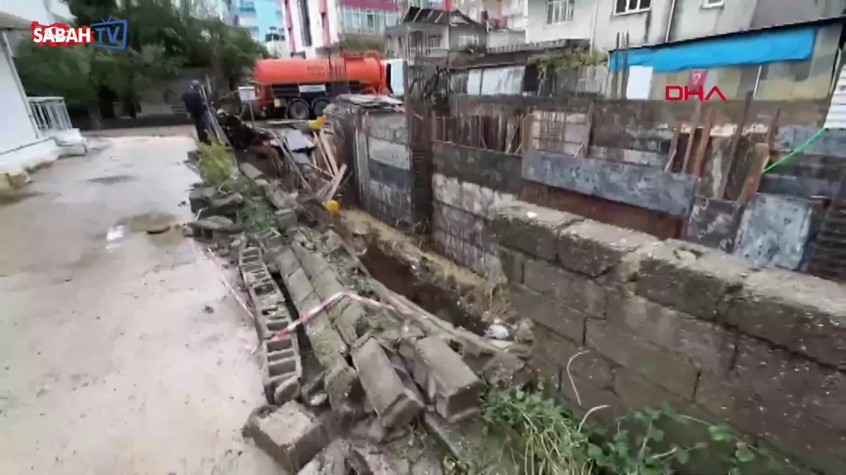 Antalya'da şiddetli yağış istinat duvarını çökertti | Video
