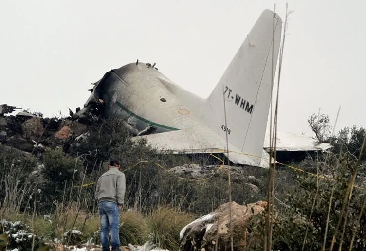 Cezayir’de uçak düştü