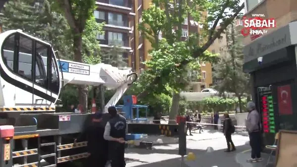 Kadıköy'de şiddetli rüzgara dayanamayan ağaç binanın üstüne devrildi | Video