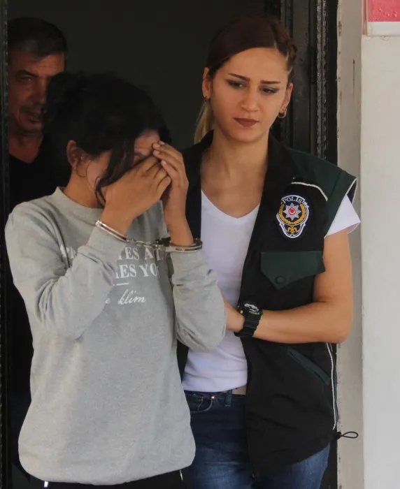 Topuz yaptığı saçından 32 paket eroin çıkan kız tutuklandı