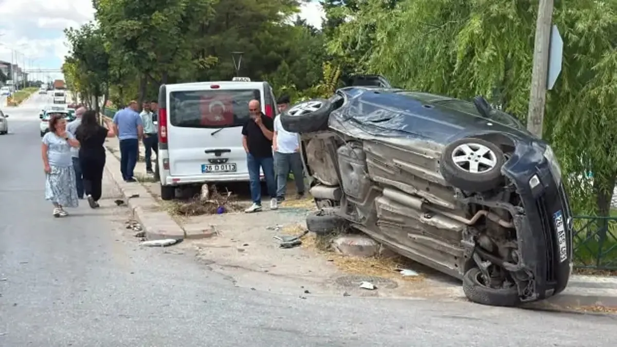 Eskişehir'de otomobil ve dolmuş minibüsünün karıştığı trafik kazası sonrası yan yatmış otomobil.