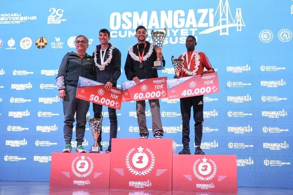 osmangazi-koprusunde-tarihi-ilk-cumhuriyet-icin-kostular-1793276670054.jpeg
