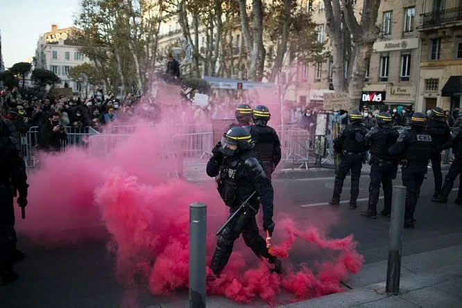 Fransa'da sarı yeleklilerle güvenlik yasa tasarısı karşıtlarının gösterilerinde olaylar çıktı - Dünya Haberleri