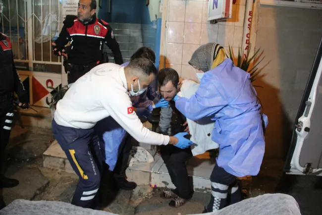 antalyada-akilalmaz-olay-banyo-sirasi-yuzunden-bogazindan-bicakladi-1642791488313.jpg