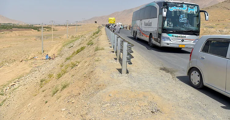 Afganistan’da yolcu otobüsü devrildi: 25 ölü