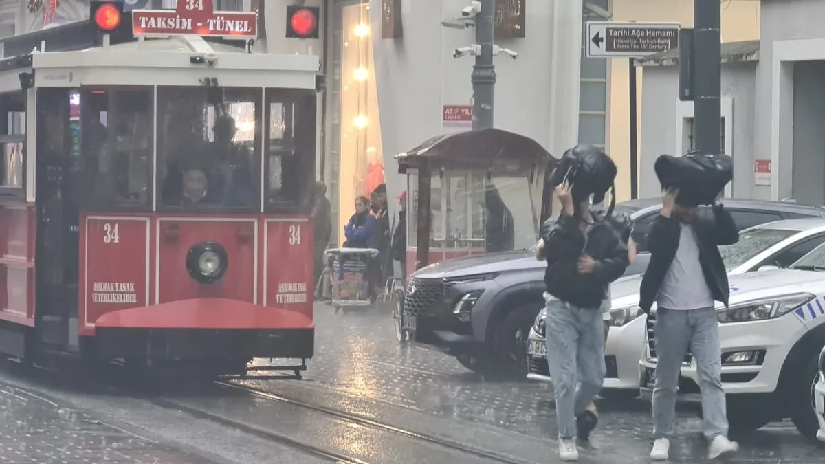 İstanbul sağanak yağışla serinledi! Marmara için 'kuvvetli rüzgar' ve zırai don uyarısı yapıldı