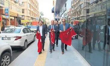 İskenderun Belediyesi esnafa Türk bayrağı dağıttı