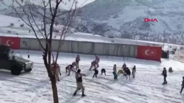 Bitlis'te Jandarma karakol önünde çocuklarla kar topu oynadı, kardan adam yaptı