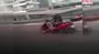 At koşturur gibi motosiklet sürdü...O anlar kamerada | Video