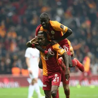 Galatasaray'da iki isim yolcu