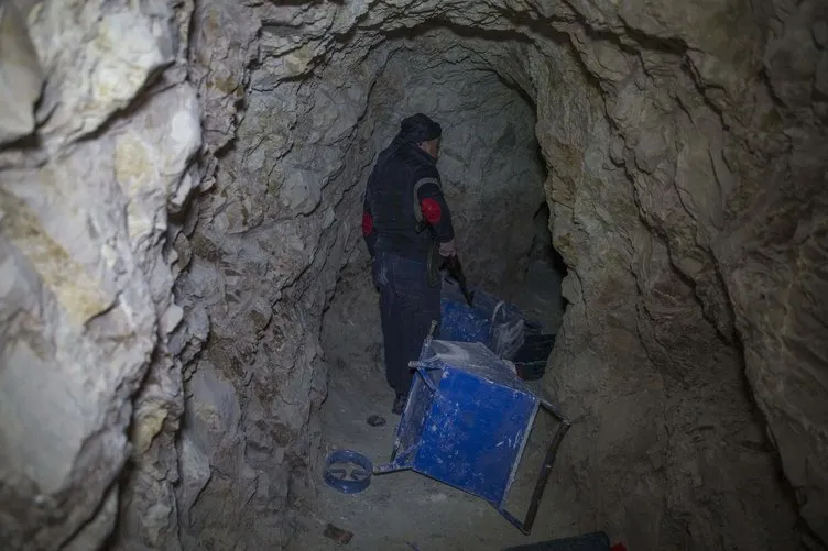 Afrin’de PYD/PKK’nın yerin 4 metre altında yaptığı tünel ağı bulundu