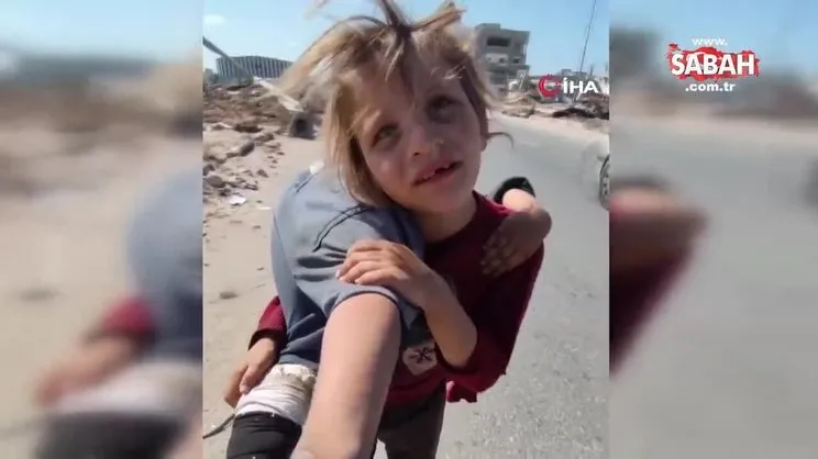Gazze’de küçük kız çocuğu yaralı kardeşini kilometrelerce omzunda taşıdı