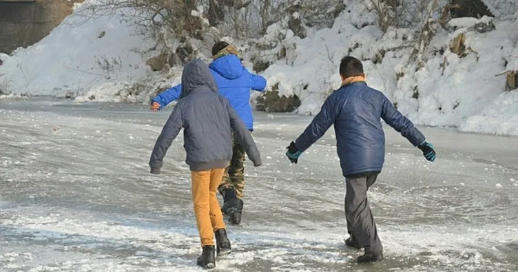 Yüksekova deresi çocukların kayak pisti oldu