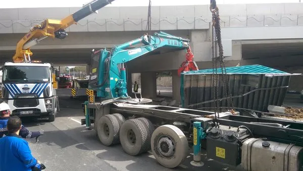 Bakırköy'de vinç üst geçide çarptı