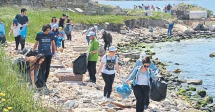 Antik kentte kıyı temizliği yaptılar