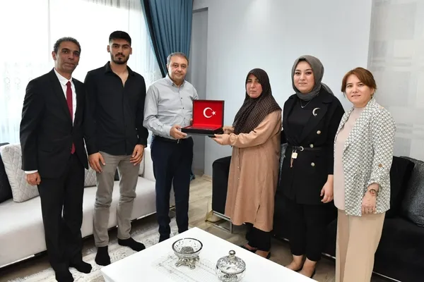 vali-sildak-15-temmuz-sehit-ailelerini-ziyaret-etti-1721078860813.jpeg