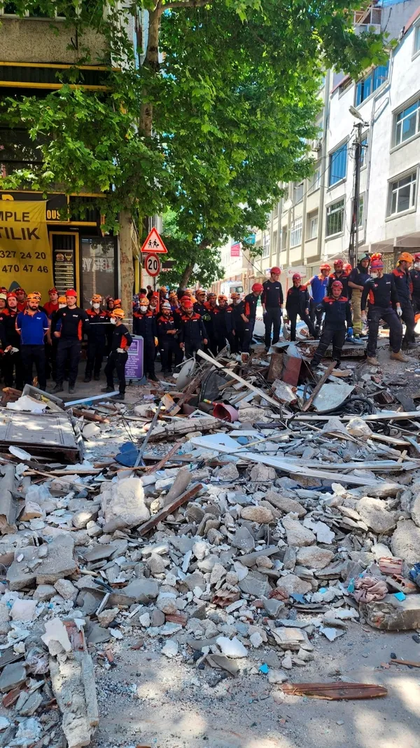 kucukcekmecede-coken-binanin-yan-tarafindaki-binada-yikildi-1717410483098.jpg