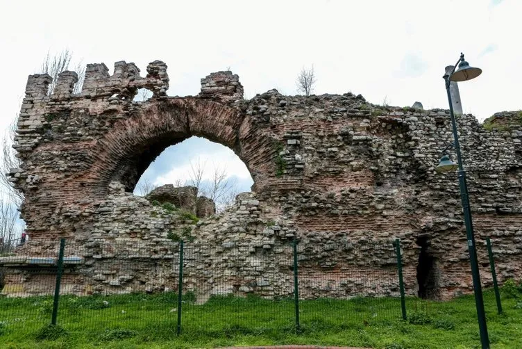 1600 yıllık Bizans Sarayı’nı defineciler delik deşik etti