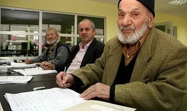 Bursa’da yaşlılar okuma yazma öğreniyor