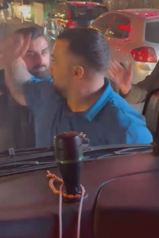 midibus-soforunu-bogazini-keserim-diyerek-tehdit-etti-trafikteki-tartisma-kamerada-1791919901262.jpeg