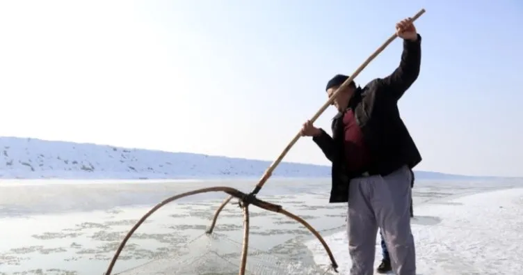 Dondurucu soğuğa rağmen böyle balık avlıyorlar
