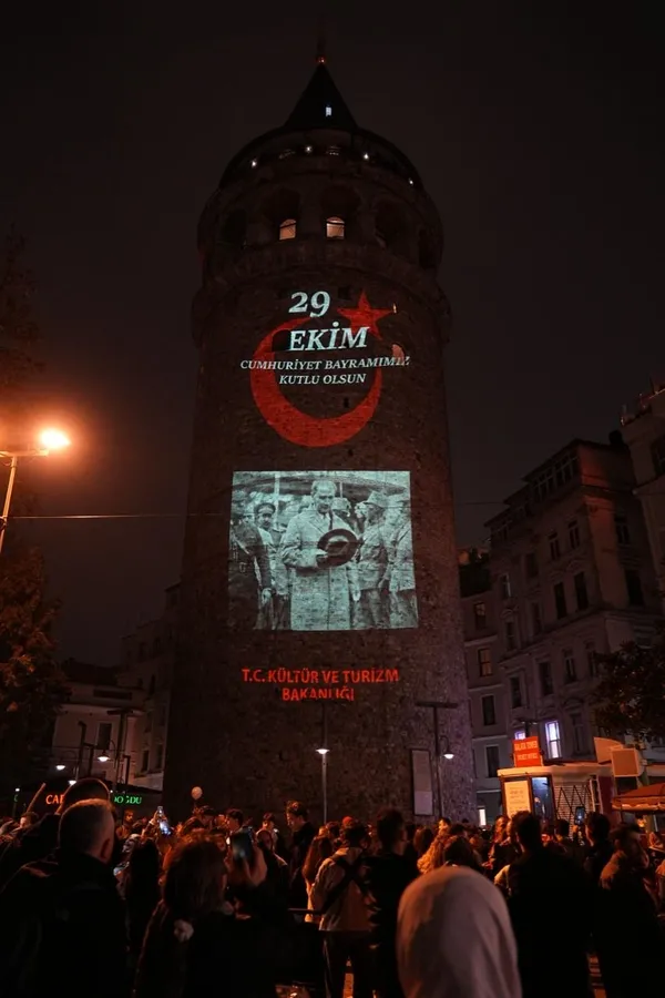 cumhuriyetin-103-yillik-isigi-galata-kulesini-aydinlatti-1793296754836.jpeg