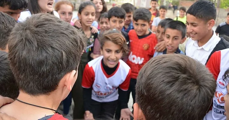 Futbol Turnuvasının Yıldızı, 100 Erkek Arasındaki Nurten Oldu ile ilgili görsel sonucu