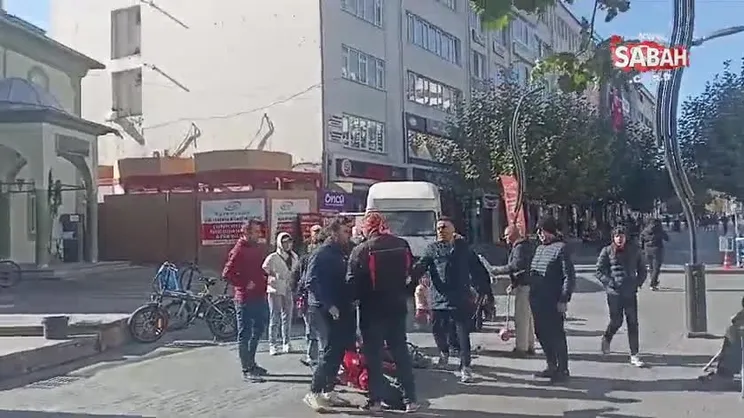 Motosiklet çarpan küçük kızı kadın yunuslar teselli etti! Caddede arbede yaşandı