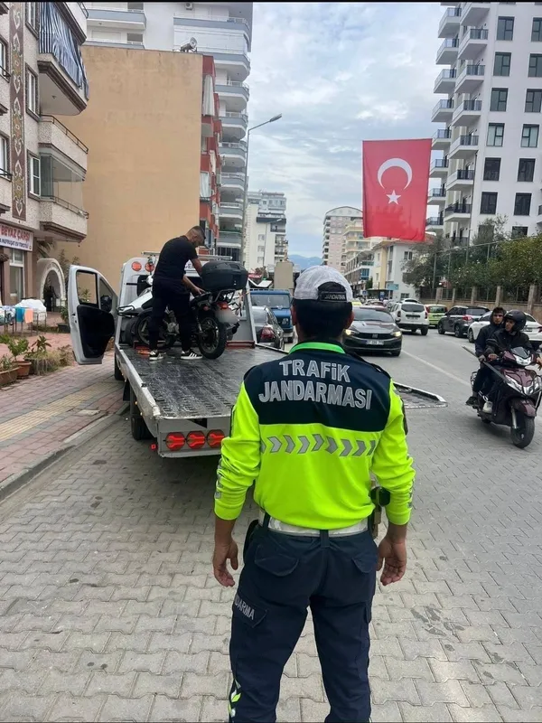 alanyada-34-motosiklet-trafikten-men-edildi-1762284416265.jpg