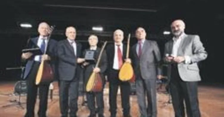 Başkan Fethi Yaşar’dan ozanlara plaket