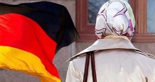 Almanya’da başörtülü kadınlara saldırı