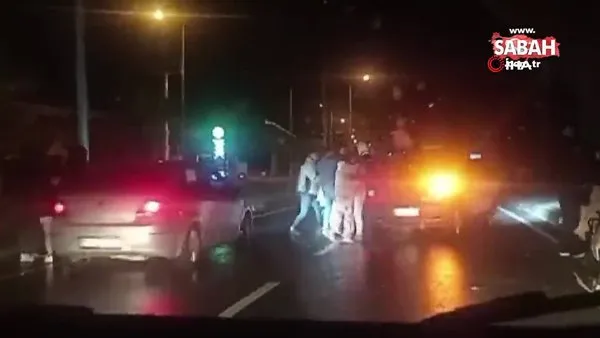 Kaza sonrası kavga çıktı, herkes birbirine saldırdı | Video