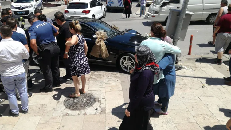 Genç çift düÄüne giderken kaza yapıp hastanelik oldu