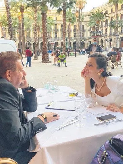 73 yaşındaki Erman Toroğlu ve genç eşi Ezgi Yavuz evlerinin kapılarını SABAH Pazar’a açtı!