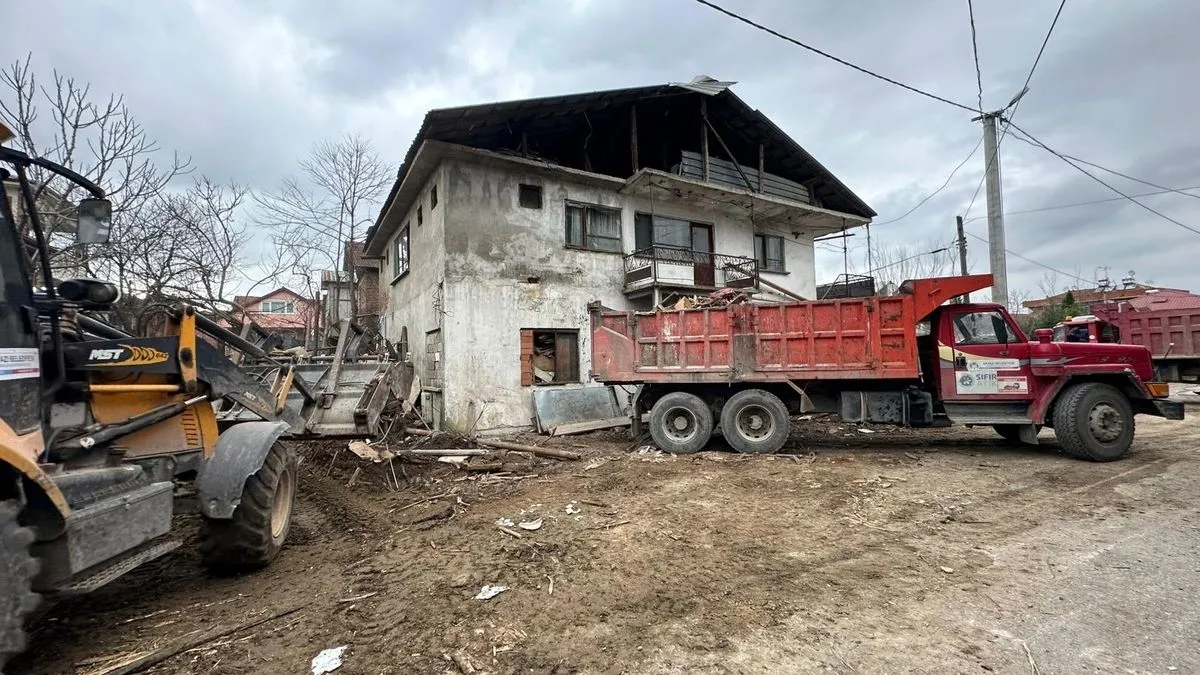 Akyazı’da çöp evinin çatısından düşen yaşlı adam hayatını kaybetti Akyazı’da çöp evinin çatısından düşen yaşlı adam hayatını kaybetti