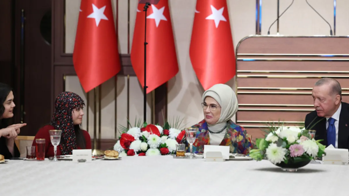 Emine Erdoğan’dan çiftçilerle iftar paylaşımı Emine Erdoğan’dan çiftçilerle iftar paylaşımı