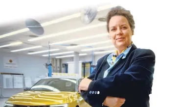 Otoda kadın imzası