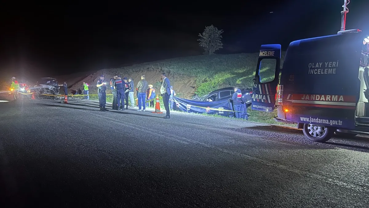 Sivas’ta hafif ticari araç ile otomobil çarpıştı! 3 ölü Sivas’ta hafif ticari araç ile otomobil çarpıştı! 3 ölü