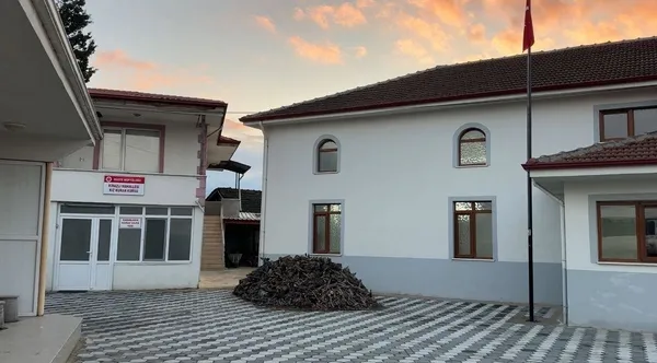 imam-italyan-gezgini-camide-agirladi-imamin-camurlu-ayakkabilarini-yikadigini-gorunce-cok-sasirdi-1737355358941.jpg