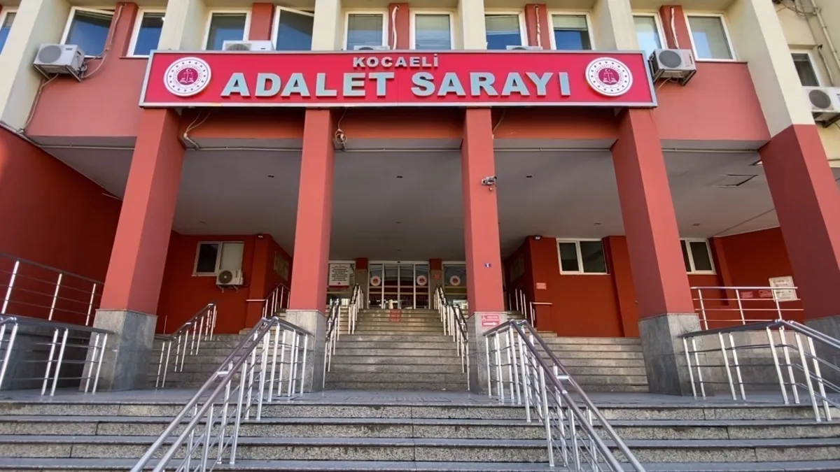 Kocaeli adliyesi binası önünde çekilmiş bir fotoğraf.