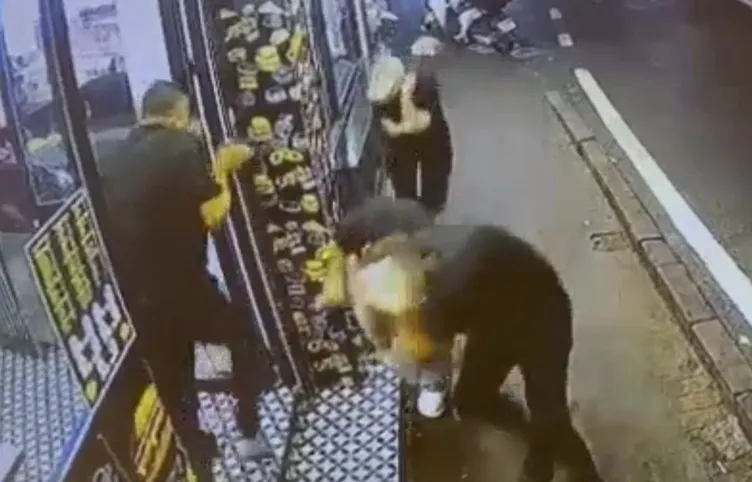 16 yaşındaki genç sokak ortasında dehşet saçtı: Husumetlisi olduğu 4 kişiyi vurdu!