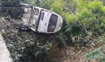 Minibüs, köprünün korkuluğuna çarpıp devrildi: 8 yaralı #ordu