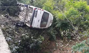 Minibüs, köprünün korkuluğuna çarpıp devrildi: 8 yaralı #ordu Minibüs, köprünün korkuluğuna çarpıp devrildi: 8 yaralı #ordu