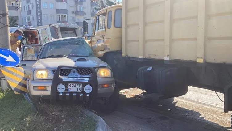 Mersin’de feci kaza! Çöp kamyonu kamyonete çarptı: 4 ölü!