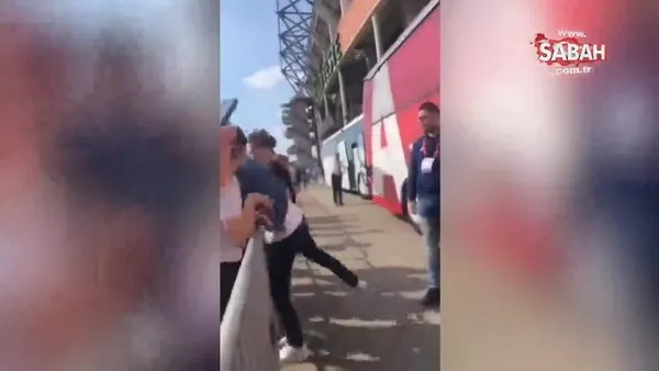 Ajaxlı futbolcu, takım arkadaşına ırkçılık yapan taraftara yumruk attı | Video